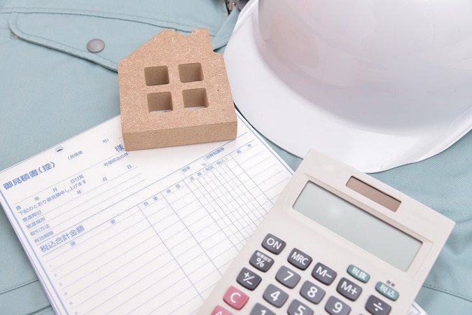 見積書と電卓とヘルメット